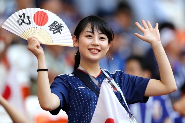 サッカー日本代表を応援する女性