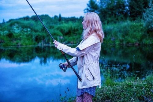 釣りをする女性