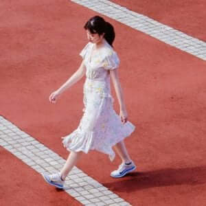 背筋を伸ばして歩く女性